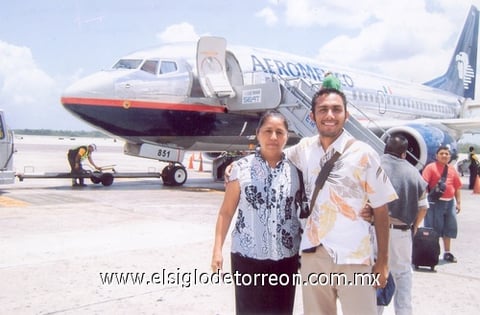 01062011  García Segobia acompañado de su mamá Ana María Segobia Sánchez, en el Aeropuerto Internacional de Cancún Quintana Roo.