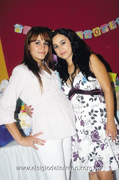 02062011  Pérez Resendis en su fiesta de canastilla acompañada de su cuñada Adriana Mora Galindo.