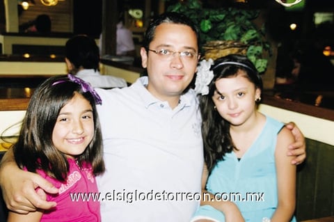 03062011 Villalobos con las niñas Melanie Rodríguez Serrano y Ana Paula Villalobos Martínez.