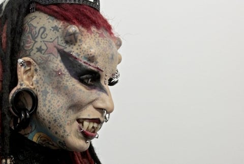'La Mujer Vampiro' participó en la V Convención Internacional de Tatuadores que se realiza en Bogotá.