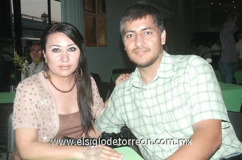 05062011  y Antonio Contreras junto a Renata Chapa.