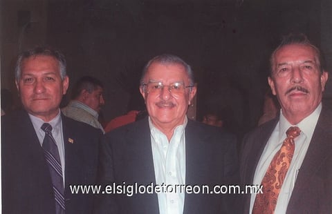 05062011 Valdés Garza, Braulio Manuel Fernández Aguirre y Fernando Casas Gómez, en reciente evento cultural.