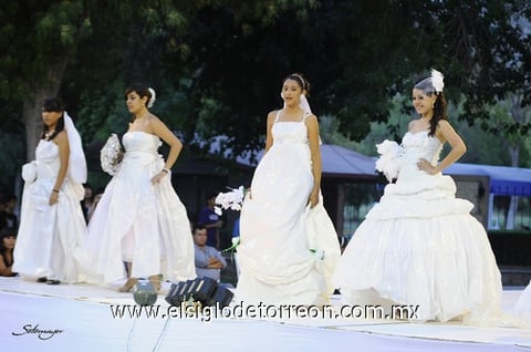05062011  Érika, Nallely y Arlin modelaron vestidos de novia elaborados a base de plástico blanco de bolsa para basura, como tocados y ramo fueron hechos de papel higiénico.