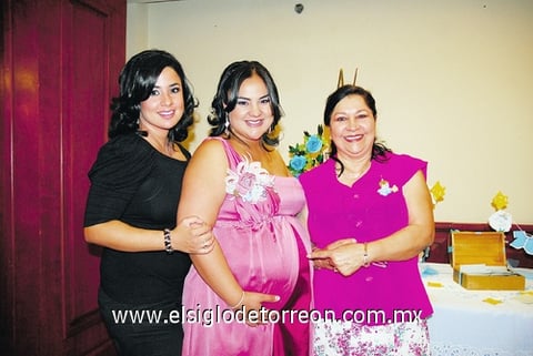 05062011 de la Rosa Álvarez en su festejo de canastilla junto a María del Pilar Álvarez de De la Rosa y Vera Ileana de la Rosa.