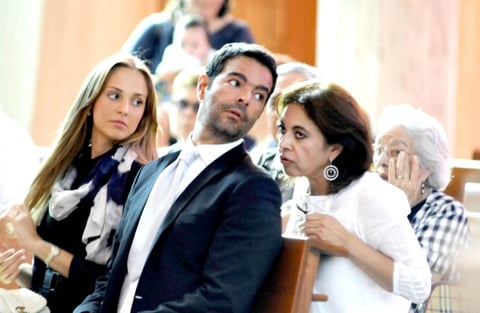 En la primera banca un sereno Pablo Montero y su novia Carolina escuchaban atentos al sacerdote. Doña Mercedes y su hija la Nena (también llamada Mercedes) no podían reprimir las lágrimas... y no era para menos, estaban recordando a su querido Oliver en el primer aniversario de su fallecimiento.