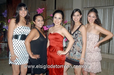 06062011  Torres Alvarado con sus amigas Argentina, Jazmín, Diana y Adriana.