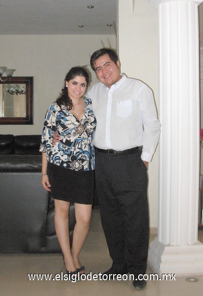 08062011 Esmeralda Elizabeth Martínez Olivas y L.C.I. Héctor Emilio Argumedo León, efectuaron su presentación religiosa en mayo siete de 2011, en la iglesia de Nuestra Señora de Lourdes. Ellos son hijos de los señores Julián Argumedo Silva y Patricia León García; José de Jesús Martínez Córdova y Estela Elvira Olivas Ugarte.