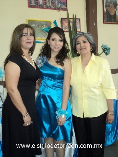 09062011  Lárraga Castro junto a las organizadoras del festejo, su futura suegra Sra. Mayela Moreno y su mamá Sra. Bertha Castro.