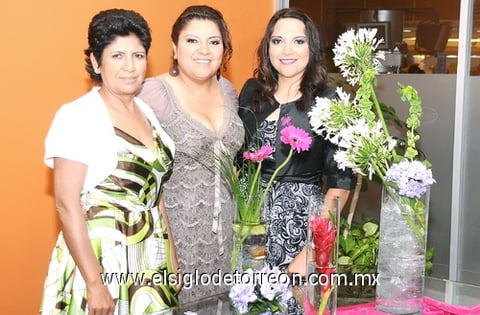 10062011  de Huízar y Yazmín Huízar, ofrecieron agradable festejo prenupcial en honor de Yemile Huízar Rayos.