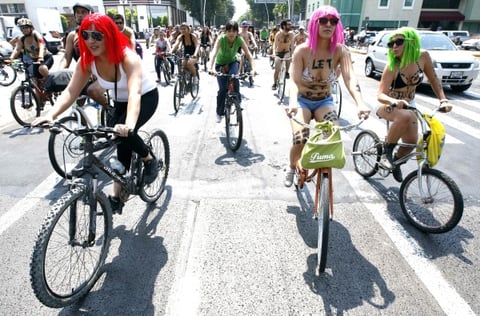 La mayoría iba en bicicleta, otros, en patines e incluso una corriendo sorprendió a la gente que la vio pasar para alcanzar al contingente, sobre todo cuando atravesó la plancha del Zócalo.