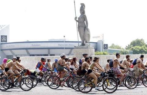 ajo el intenso rayo del sol recorrieron Reforma, Juárez, 5 de Mayo, Pino Suárez y Durango hasta llegar a la plaza Río de Janeiro en la colonia Roma, mientras repetían en coro: 'Nuestra vida va primero que tu prisa', 'Bici sí, autos no'.