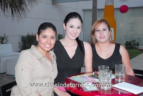 11062011  Hernández, Sara Reyes y Viridiana Díaz.
