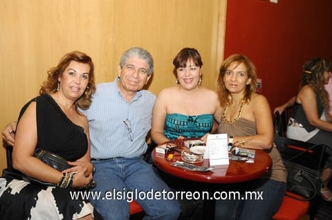 11062011  Alejandro, Claudia y Connie.