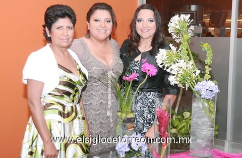 11062011  de Huízar y Yazmín Huízar, ofrecieron agradable festejo prenupcial en honor de Yemile Huízar Rayos.
