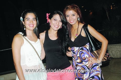 13062011  Chaires, Oyuki García y Marcela Jimenez.