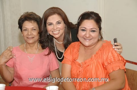13062011 el pequeño Emilio, Mayela, Paty y Lily.