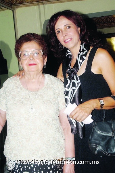 13062011 Muñoz y su hija.