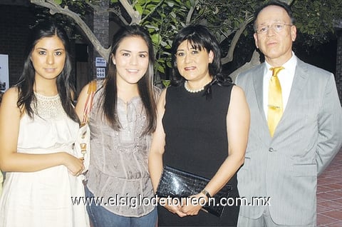 13062011 , Mara, Abril y Raúl Estrada.