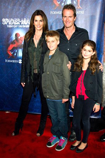 Cindy Crawford y Rande Gerber arribaron con sus hijos al estreno.