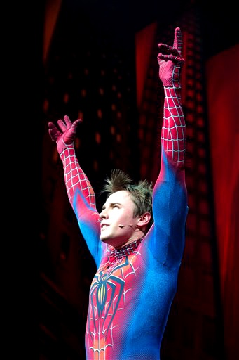 Reeve Carney da vida al personaje de Spider-Man en el musical.