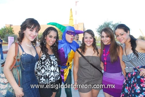 15062011 Carrillo, Perla Rangel, Corina Hoyos, Carolina Carrillo y Michell Cervantes junto a un arlequín.