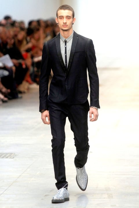 Un modelo de la firma Costume National Homme en la Semana de la Moda Masculina en Milán.