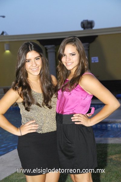 18062011  Covarrubias y Marcela Villarreal, presentes en alegre festejo.
