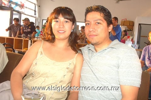 18062011  y Asael disfrutaron enpareja de reciente festejo social.