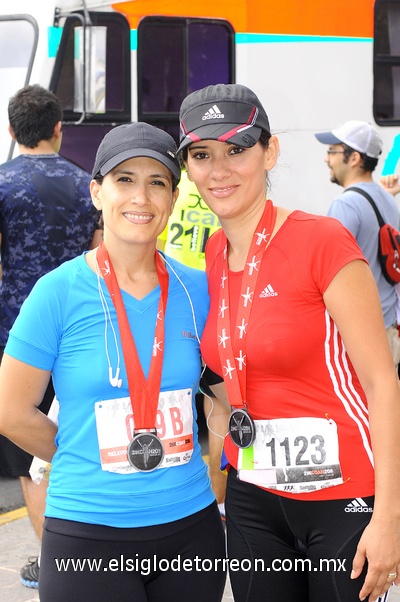 18062011  Valdés y Jéssica Rosales, laguneras que participaron en una carreta en Saltillo.