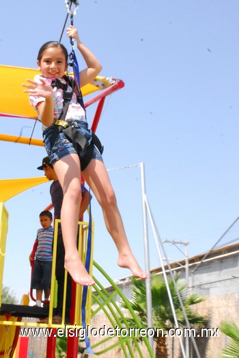 María Julia en la tirolesa.