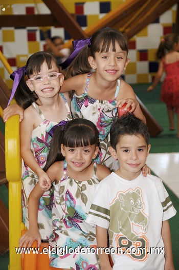 Mariana, Ximena, Natalia y Héctor.