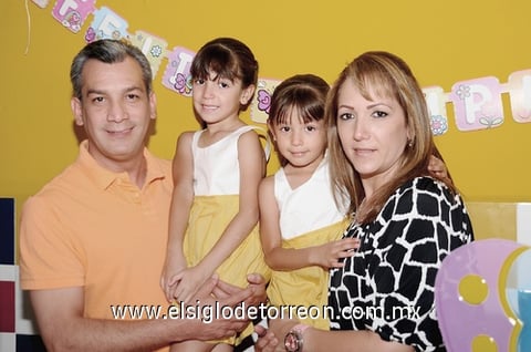Las lindas Ángela y Mariana cumplieron 5 y 6 años respectivamente, por lo que sus papás Alicia y Arturo Torres las consintieron con una divertida piñata.