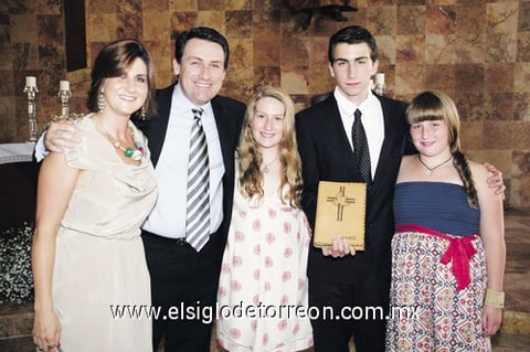 Manolo en compañía de su familia.
