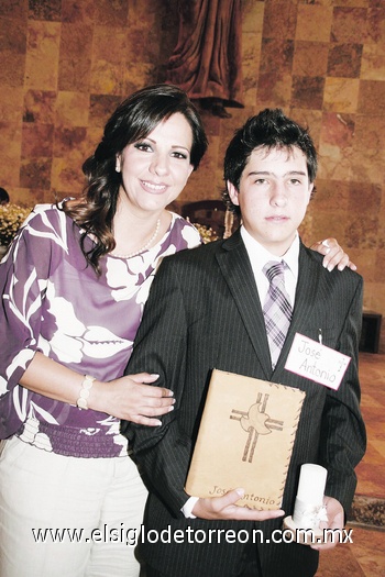 Mónica acompañó como madrina a José Antonio.