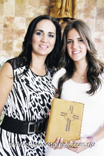 Lucía es la madrina de Mary Jose.