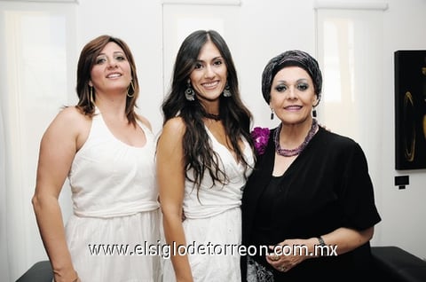 Elena González, Tita Corona y M. Elisa González de Madero.