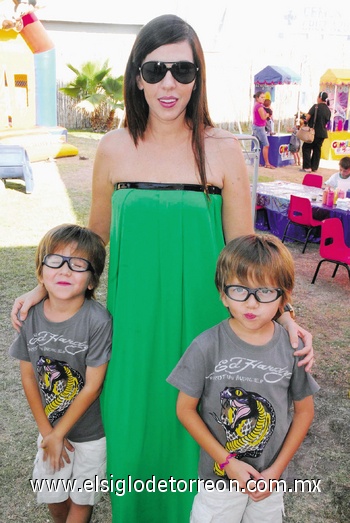 Bárbara con los pequeños Héctor y Fer.