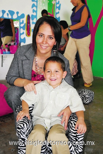 Adolfo feliz acompañado de su mamá Bárbara.