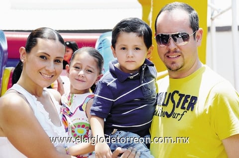 Mónica de Izquierdo, Regina, Gerardito y Gerardo Izquierdo.