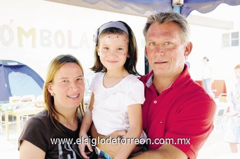 María del Pilar Cabarga de Ramírez, María José y Rogelio Ramírez.