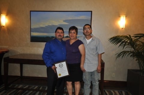 16,de junio 2011, graduación de Tomas Limones, con su esposa Ceci, su hijo Hugo en Dallas Tx.Muchas felicidades. Fotografía enviada por Hugo Cisneros.