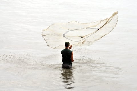Un hombre pesca en Manzanillo, unos 800 kilómetros al este de La Habana (Cuba).