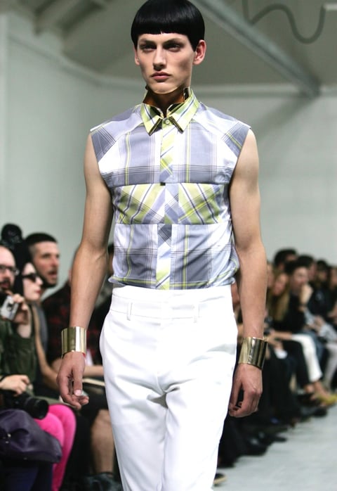 Un modelo desfila con una creación del diseñador surcoreano Juun J. durante la segunda jornada de presentación de las colecciones de moda masculina de París.