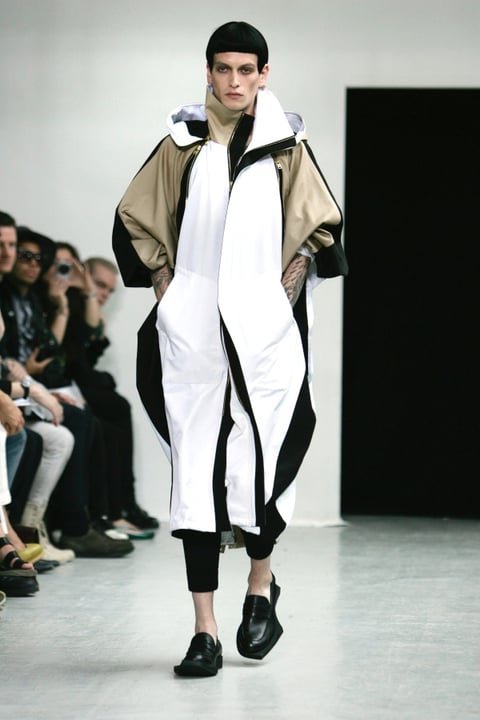 Un modelo desfila con una creación del diseñador surcoreano Juun J. durante la segunda jornada de presentación de las colecciones de moda masculina de París.