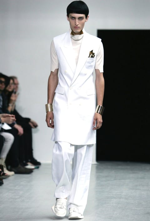 Un modelo desfila con una creación del diseñador surcoreano Juun J.