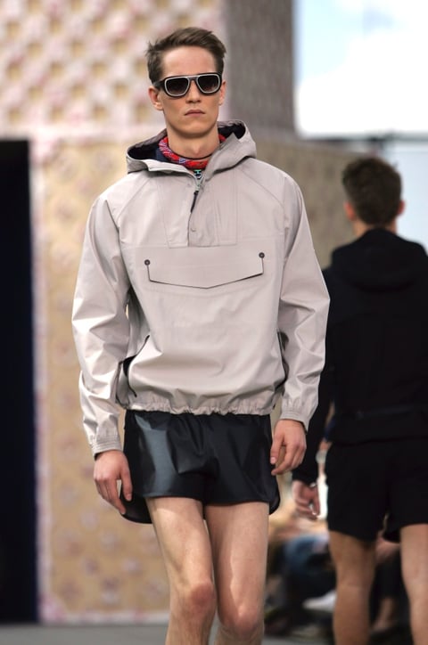 Un modelo desfila con una creación de la firma francesa Louis Vuitton