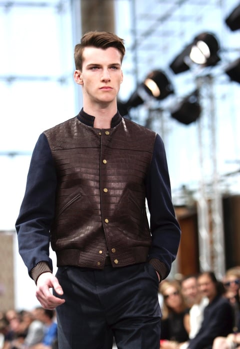 Un modelo desfila con una creación de la firma francesa Louis Vuitton