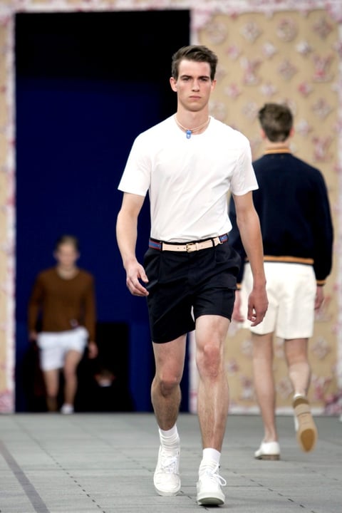 Un modelo desfila con una creación de la firma francesa Louis Vuitton