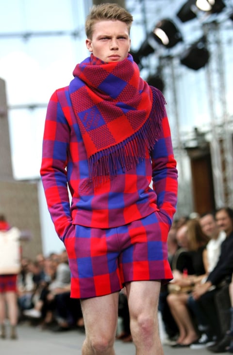 Un modelo desfila con una creación de la firma francesa Louis Vuitton durante la segunda jornada de presentación de las colecciones de moda masculina de París.