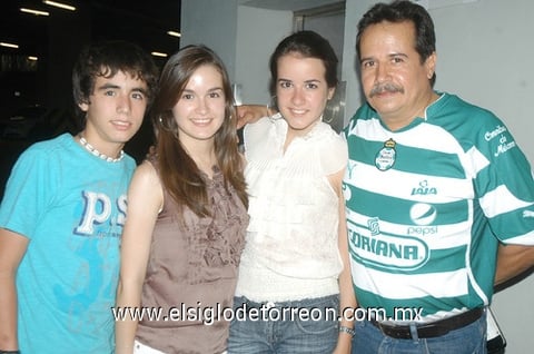24062011 , María, Luisa y Ernesto Llamas.
